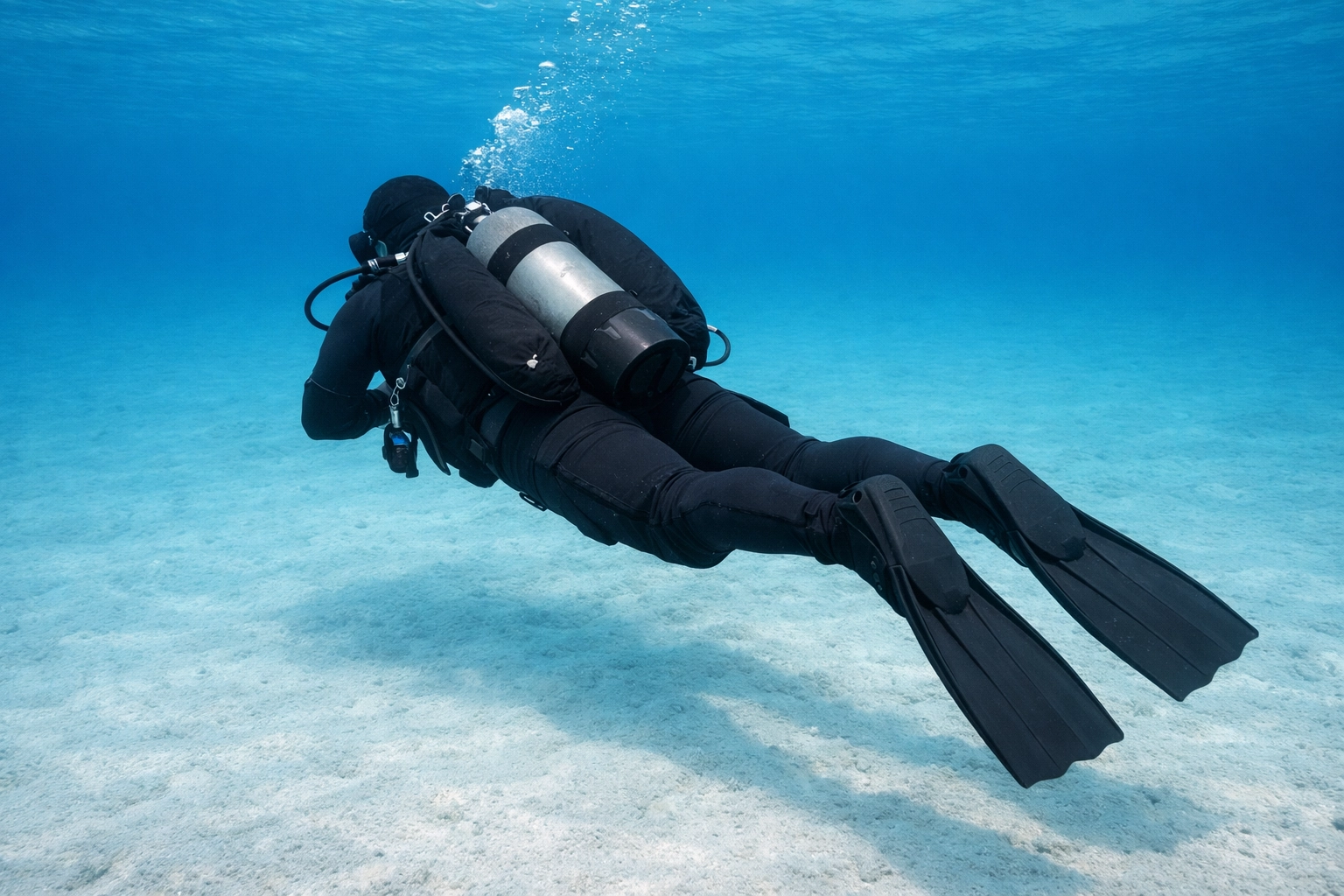 Taucher mit korrekter Körperhaltung und Wing beim horizontalen Schweben