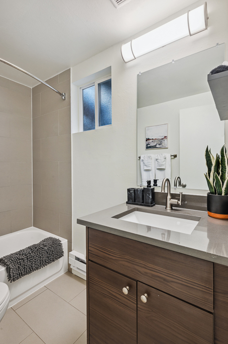 Modern Ruby (1-bedroom): Modern Bathroom Interior