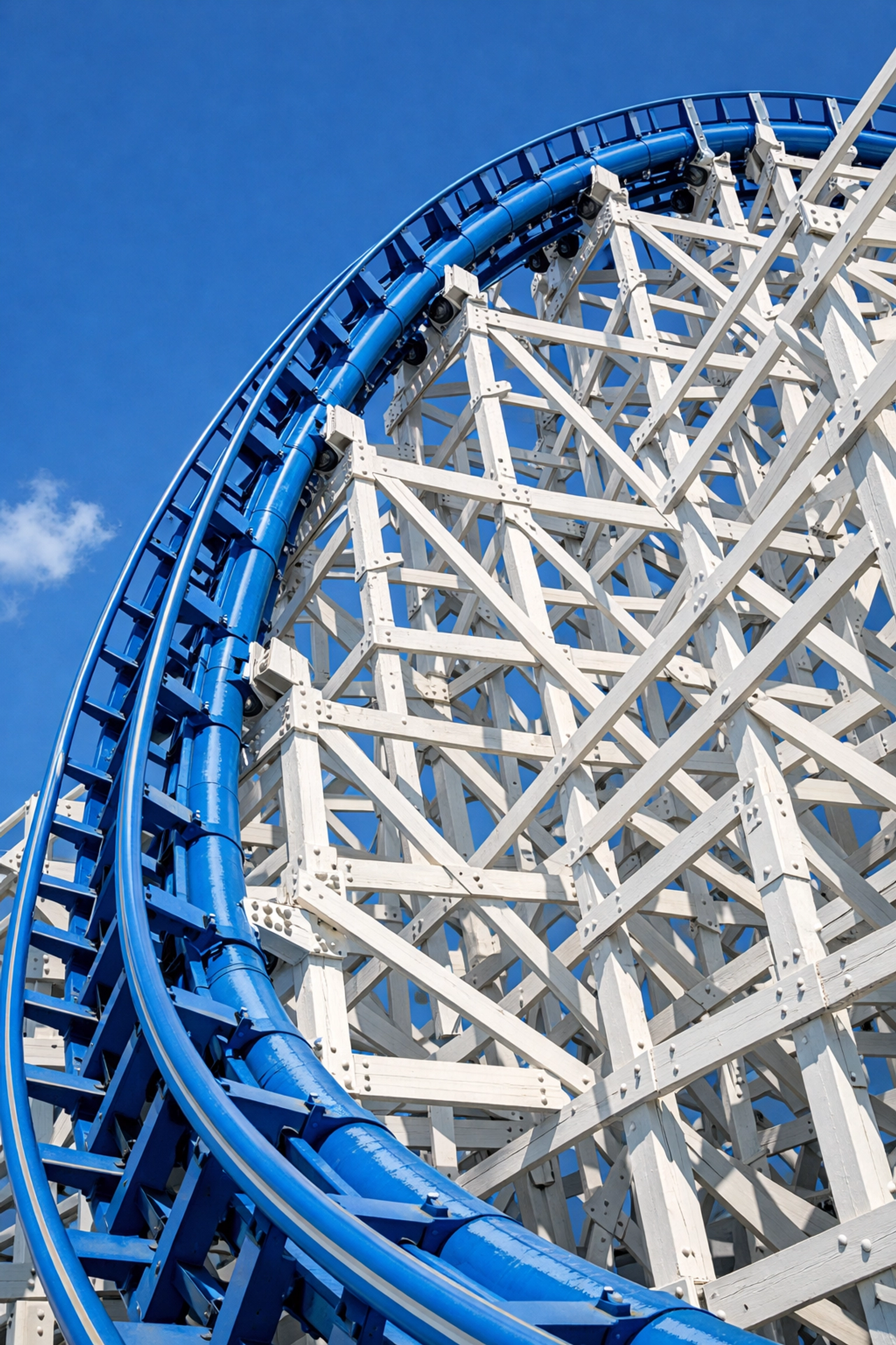 Detailed patterns of the Hakugei coaster, a premier photo spot for architectural photography at Nagashima Spa Land.