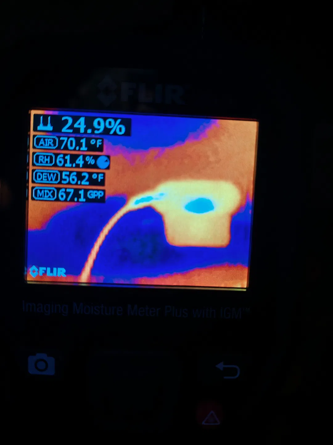 FLIR imaging moisture meter screen showing a thermal scan with a highlighted area of potential water intrusion.