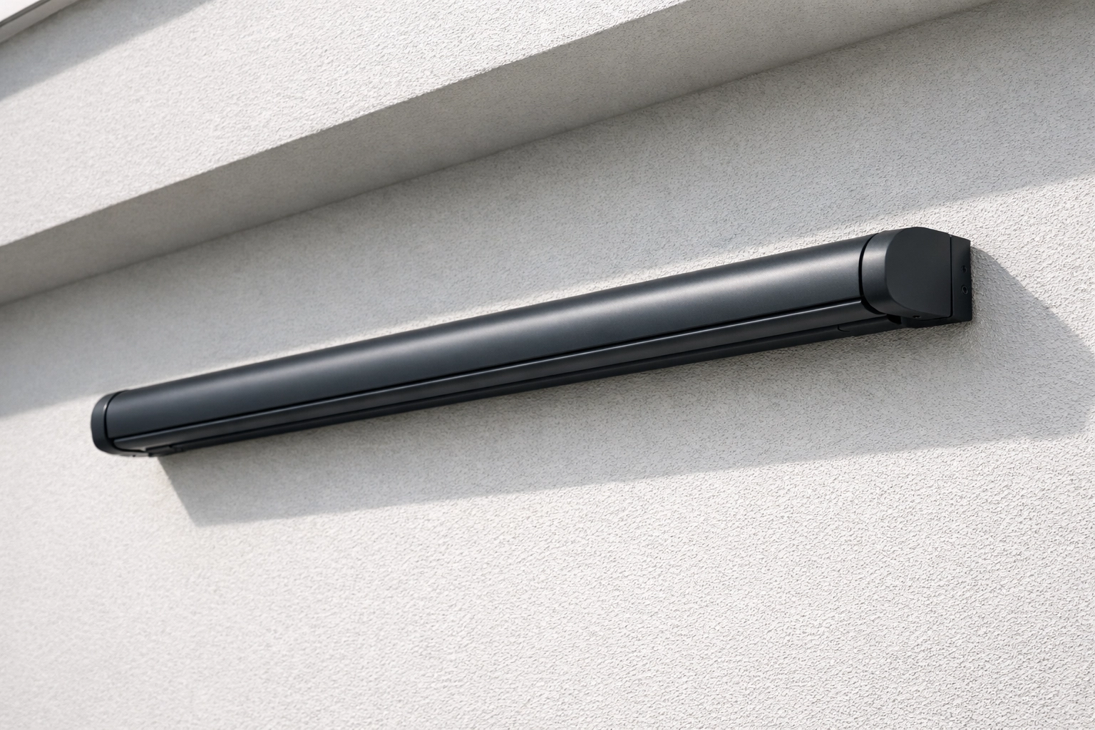 Moderne Kassettenmarkise in Anthrazit an einer Fassade in Wien montiert.