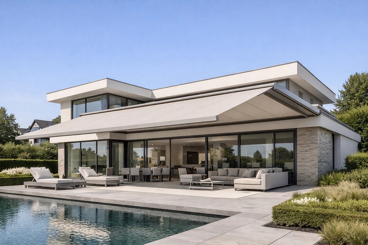 Luxuriöse Terrassenüberdachung mit voll ausgefahrener Aufdachmarkise für großflächigen Sonnenschutz.