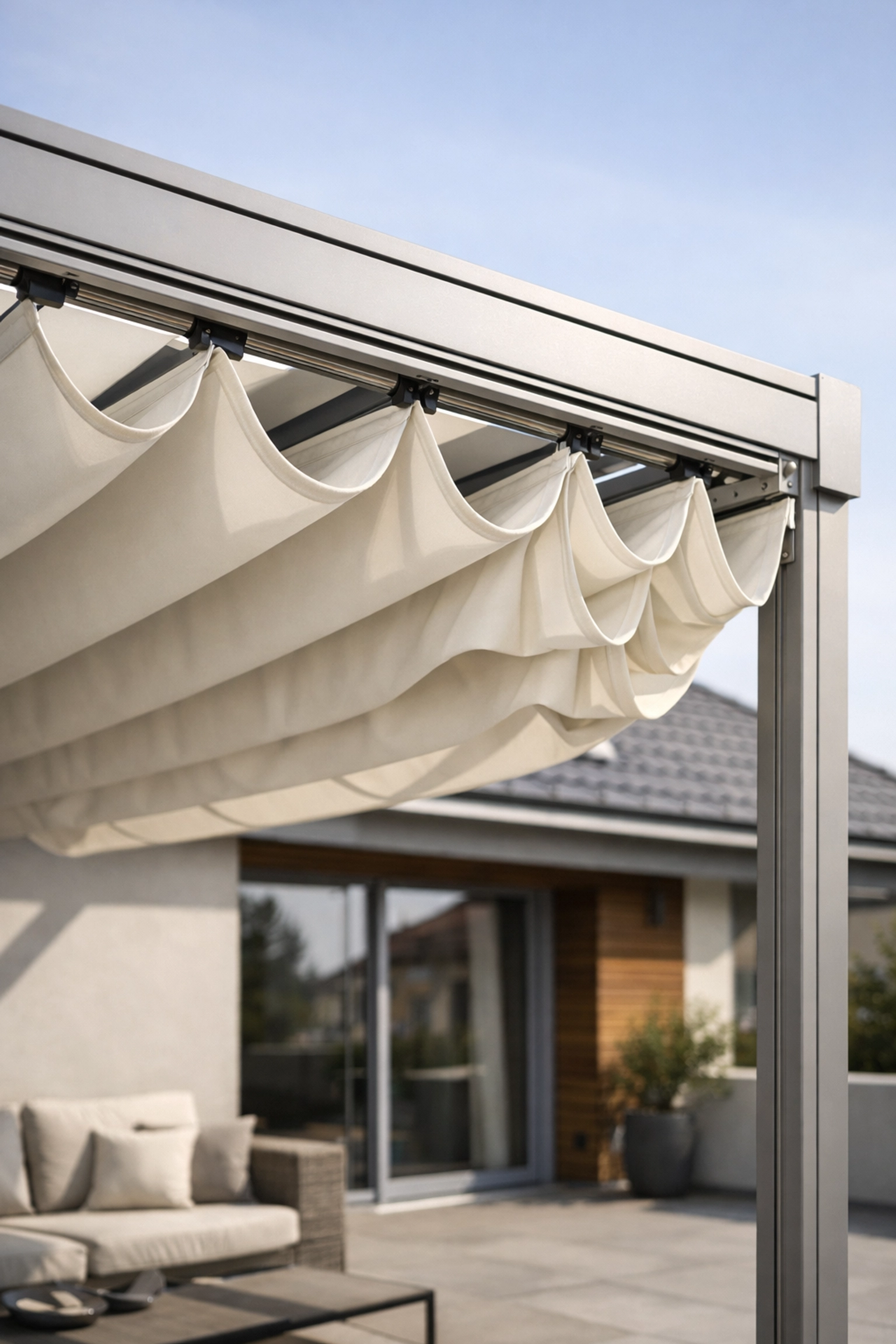 Faltdach Terrasse mit teilweise geöffnetem Aluminiumgestell und gefalteter Plane