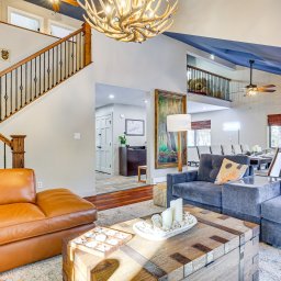 Open-concept living and dining area at Bearly Roughing It