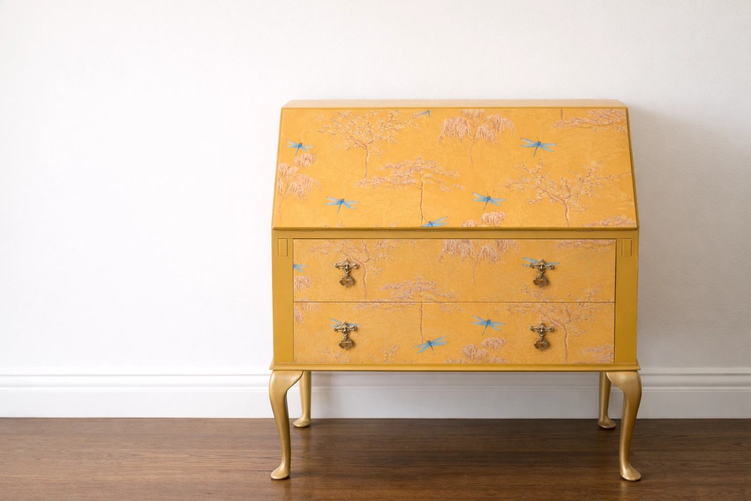 [HERO] The Art of Slow Decor: Why Refinishing is Better Than Buying New