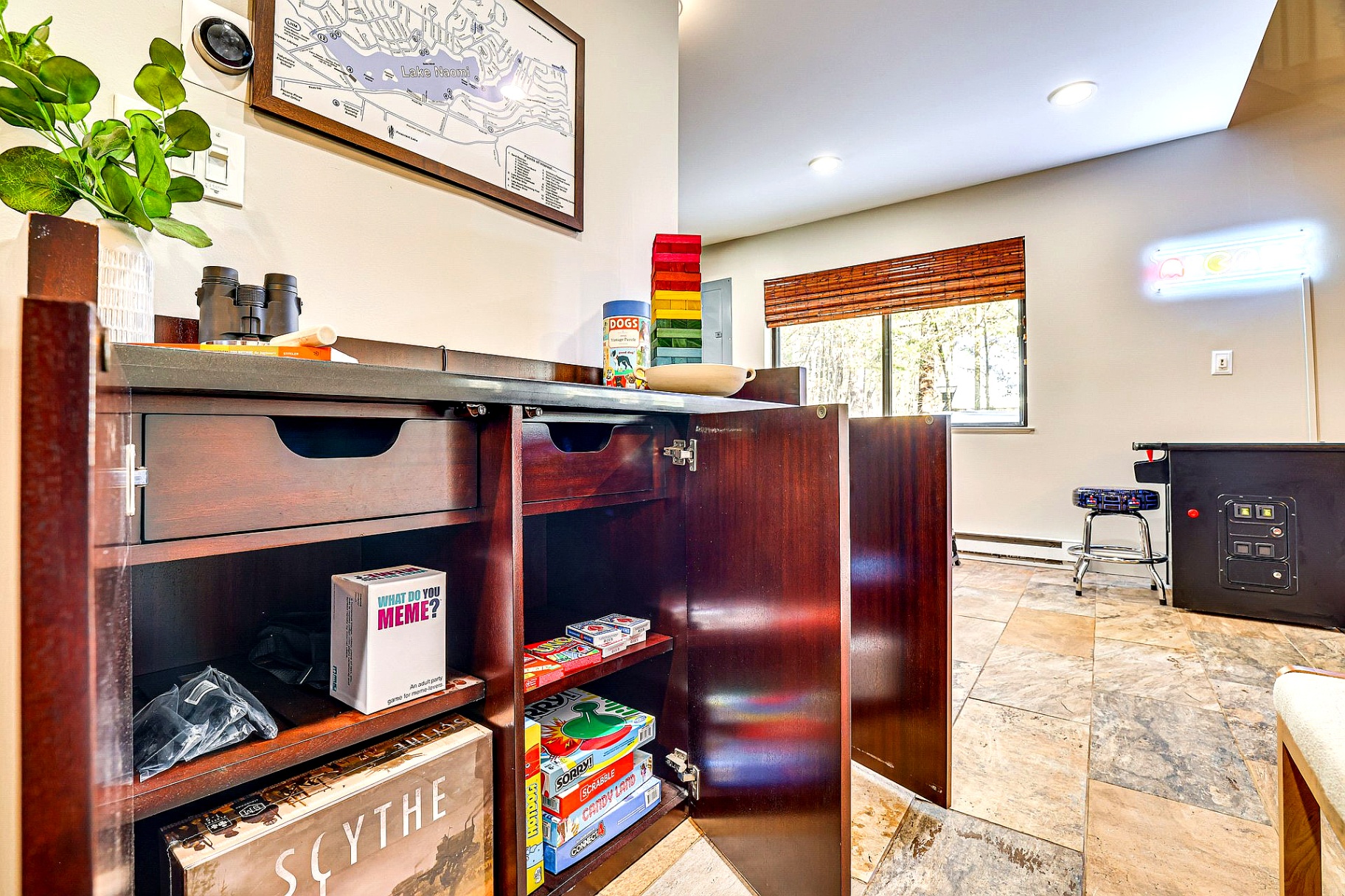 Game room and arcade at Bearly Roughing It