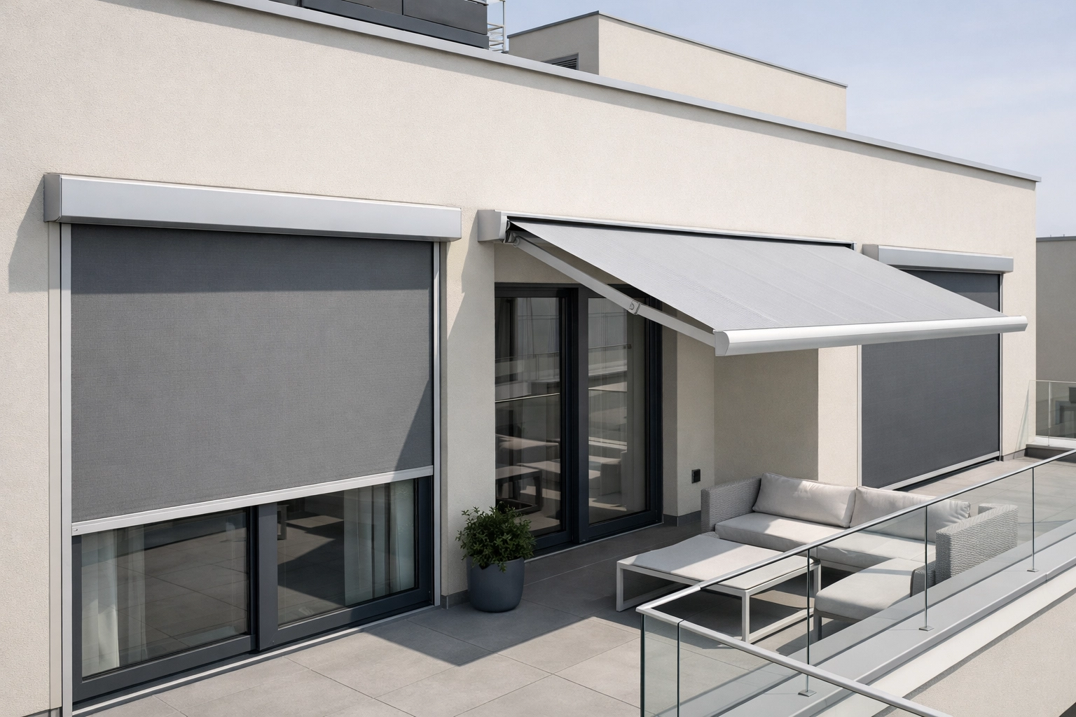 Moderne Sonnenschutz-Systeme auf Wiener Terrasse mit Zip Screen und motorisierten Markisen