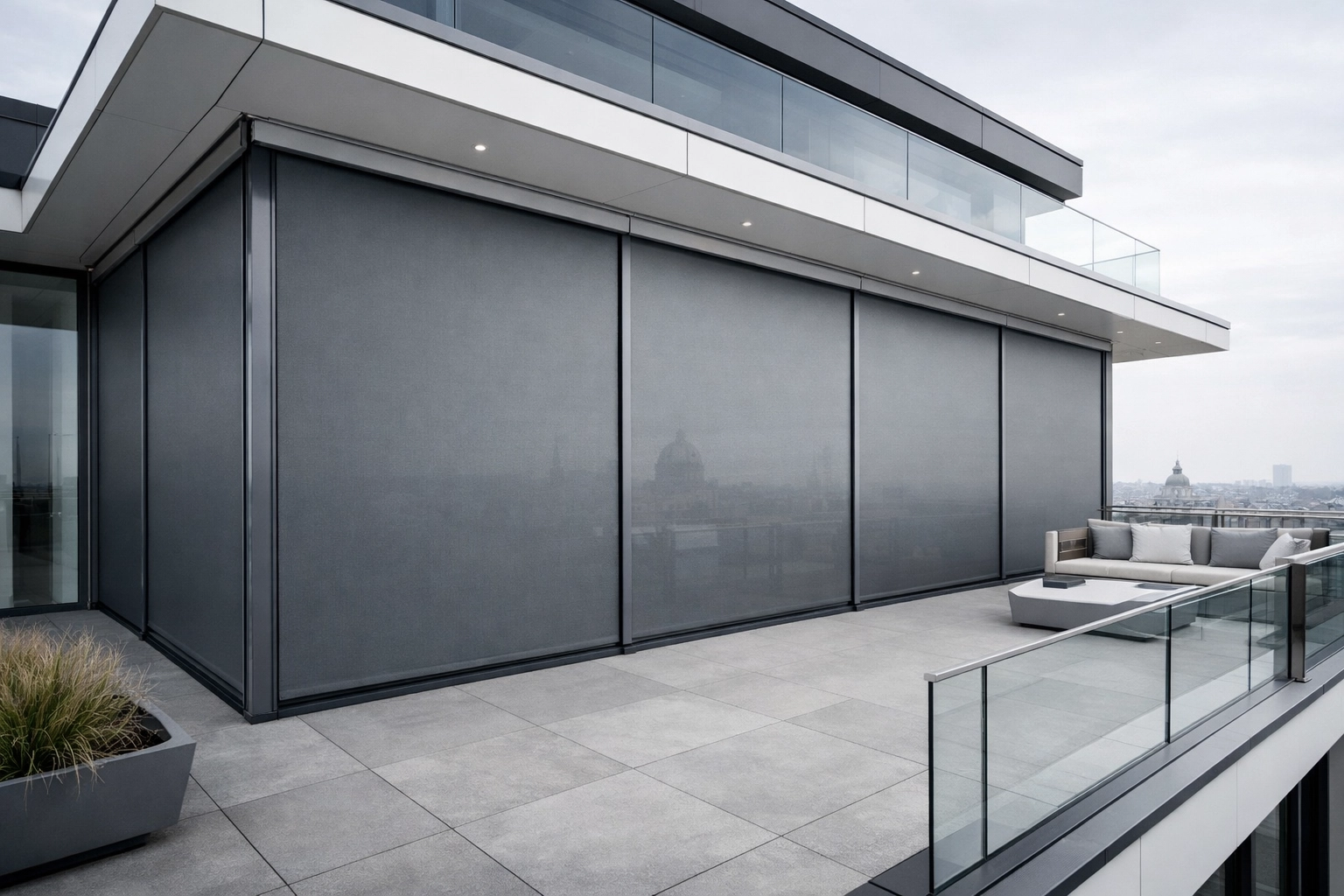 Moderne Fassadengestaltung mit Zip Screen in Wien als eleganter Sonnenschutz für große Fensterfronten.