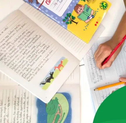 Gyermek írás közben a Betűrengeteg füzetekkel