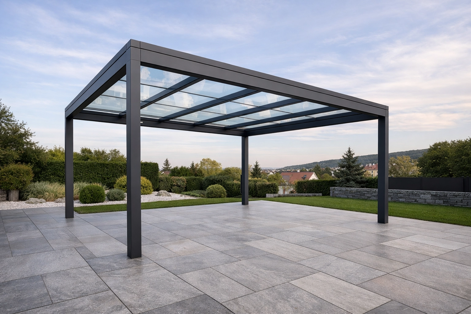 Moderne Terrassenüberdachung aus Aluminium mit Glaseindeckung und schlanken Profilen in einem Garten in Wien.