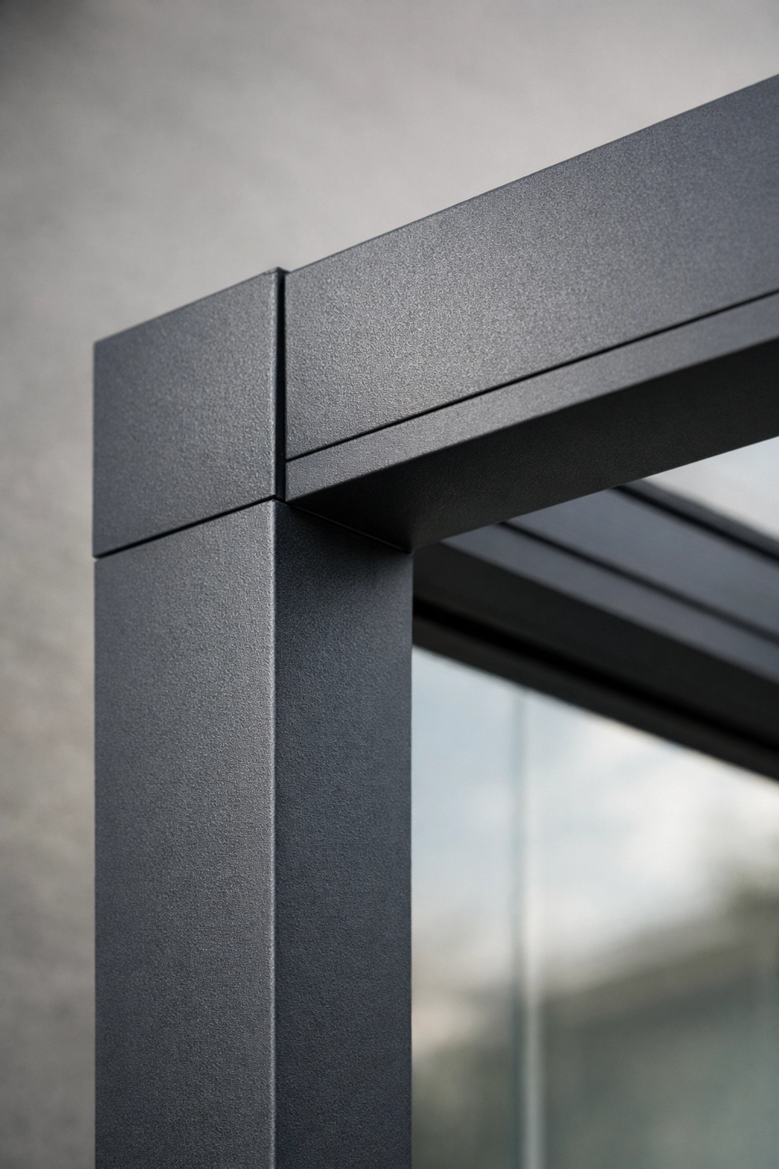 Detail einer stabilen Aluminium-Pfostenverbindung für eine feste Terrassenüberdachung.