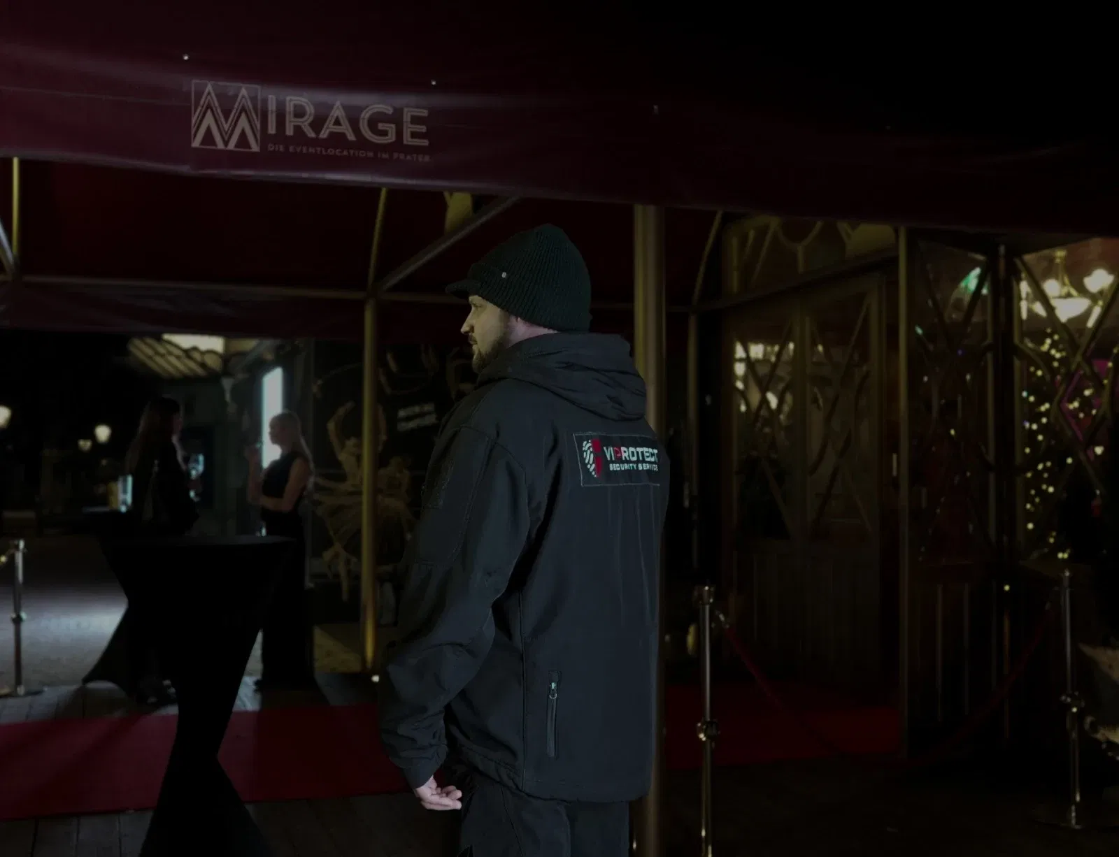 Professioneller Empfang: Freundlichkeit und Wachsamkeit schließen einander bei einem seriösen Sicherheitsdienst nicht aus.