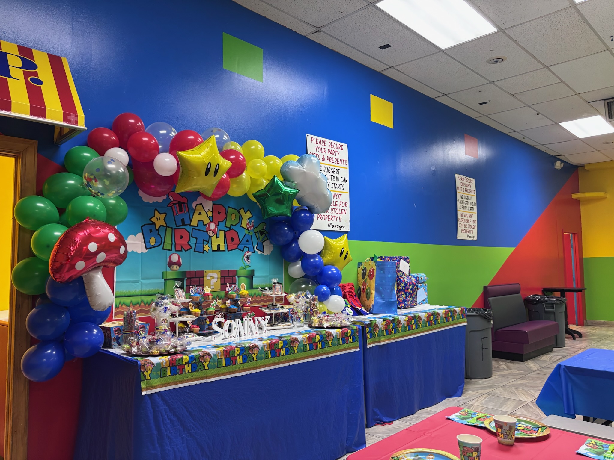 [HERO] Super Mario-themed VIP party room at Funstation USA