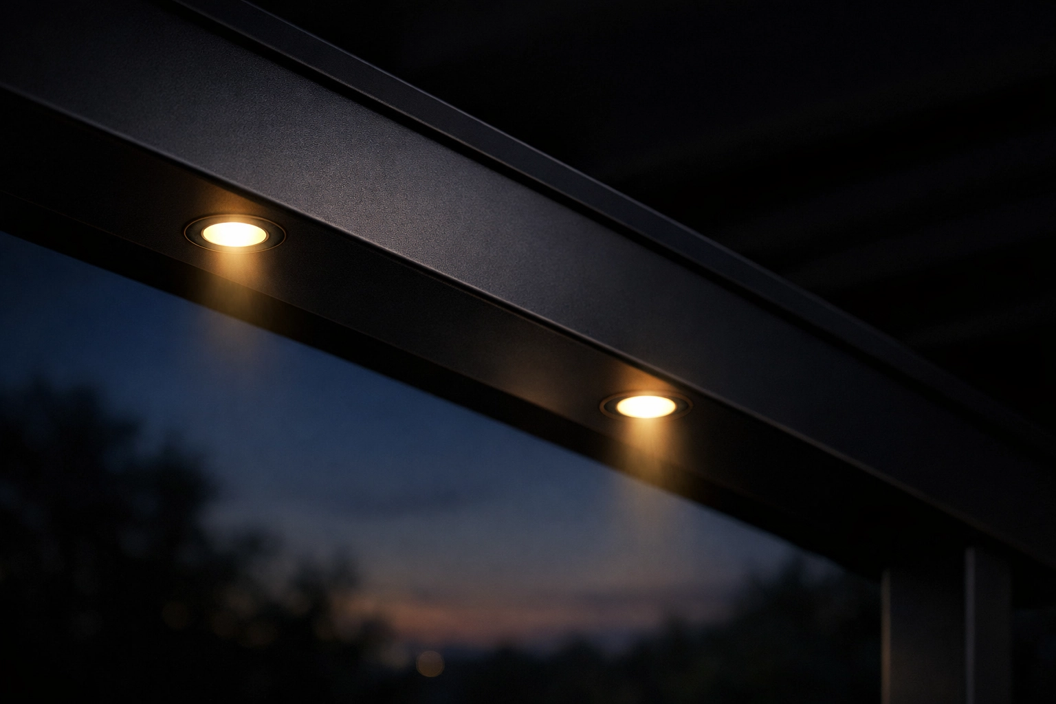 Moderne LED-Beleuchtung integriert in die Aluminium-Sparren einer Terrassenüberdachung.