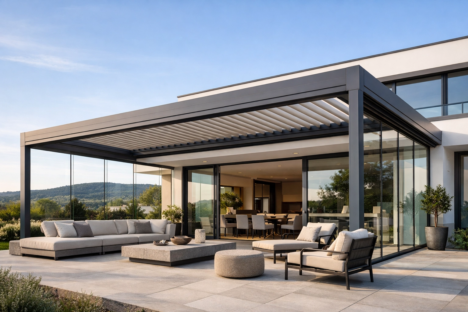 Große Terrassenüberdachung aus Aluminium mit Glasschiebewänden und integriertem Sonnenschutz.