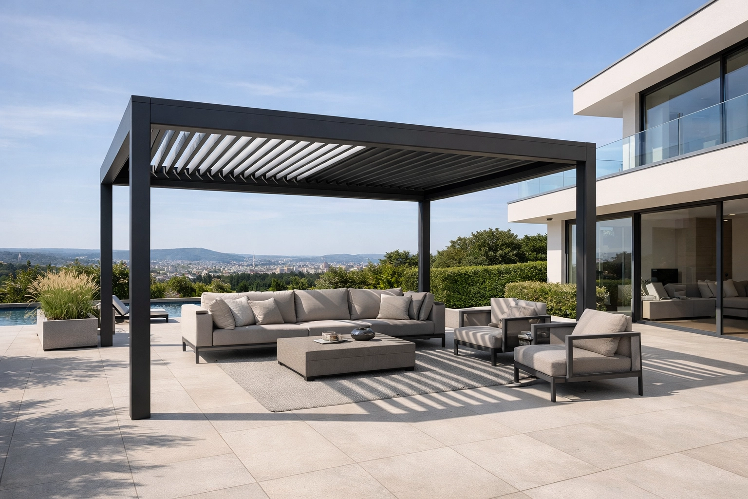 Moderne Faltdach Pergola aus Aluminium als maßgefertigte Terrassenüberdachung bei einer Villa.