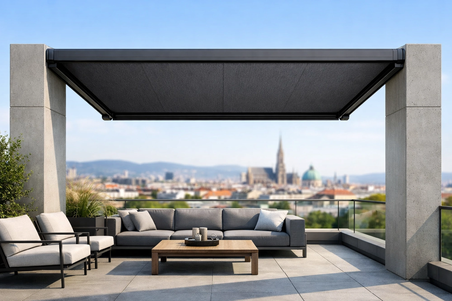 Elektrische Markise nach Maß auf einer modernen Dachterrasse in Wien.