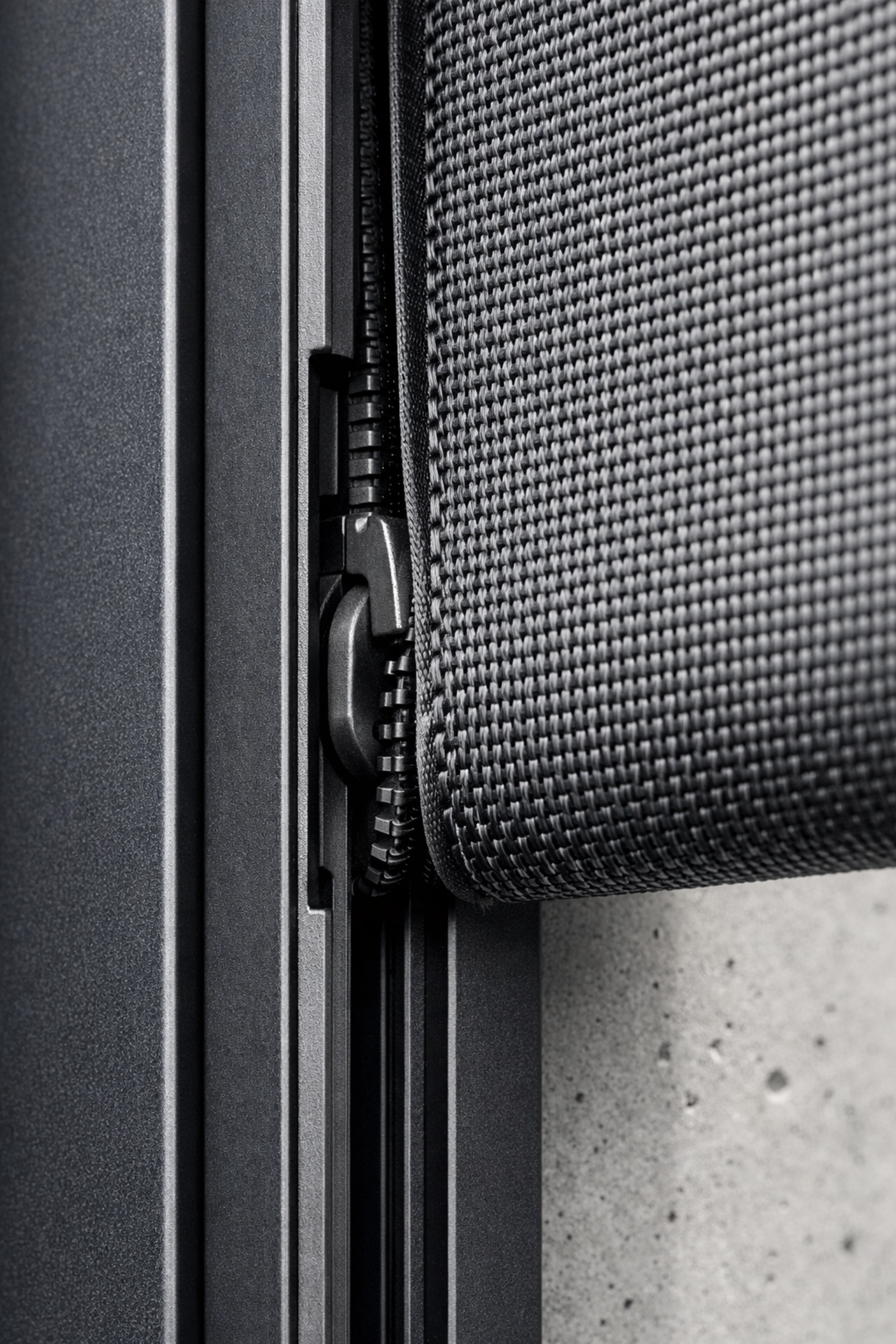 Detail eines Zip Screen Wien Führungssystems aus Aluminium für lückenlosen Insektenschutz Wien.