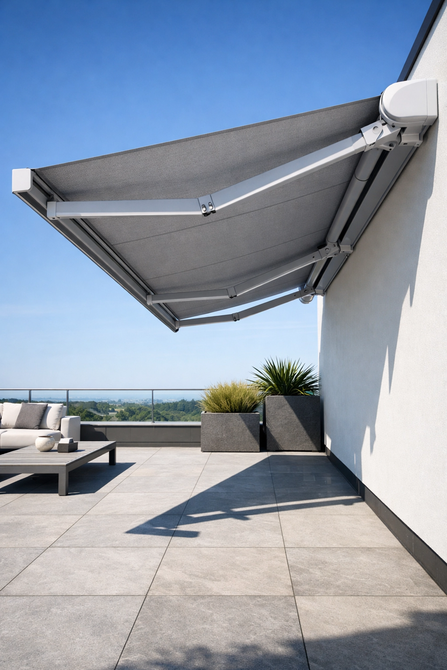 Hochwertige Gelenkarmmarkise auf einer Terrasse für stilvollen Sonnenschutz in Wien.