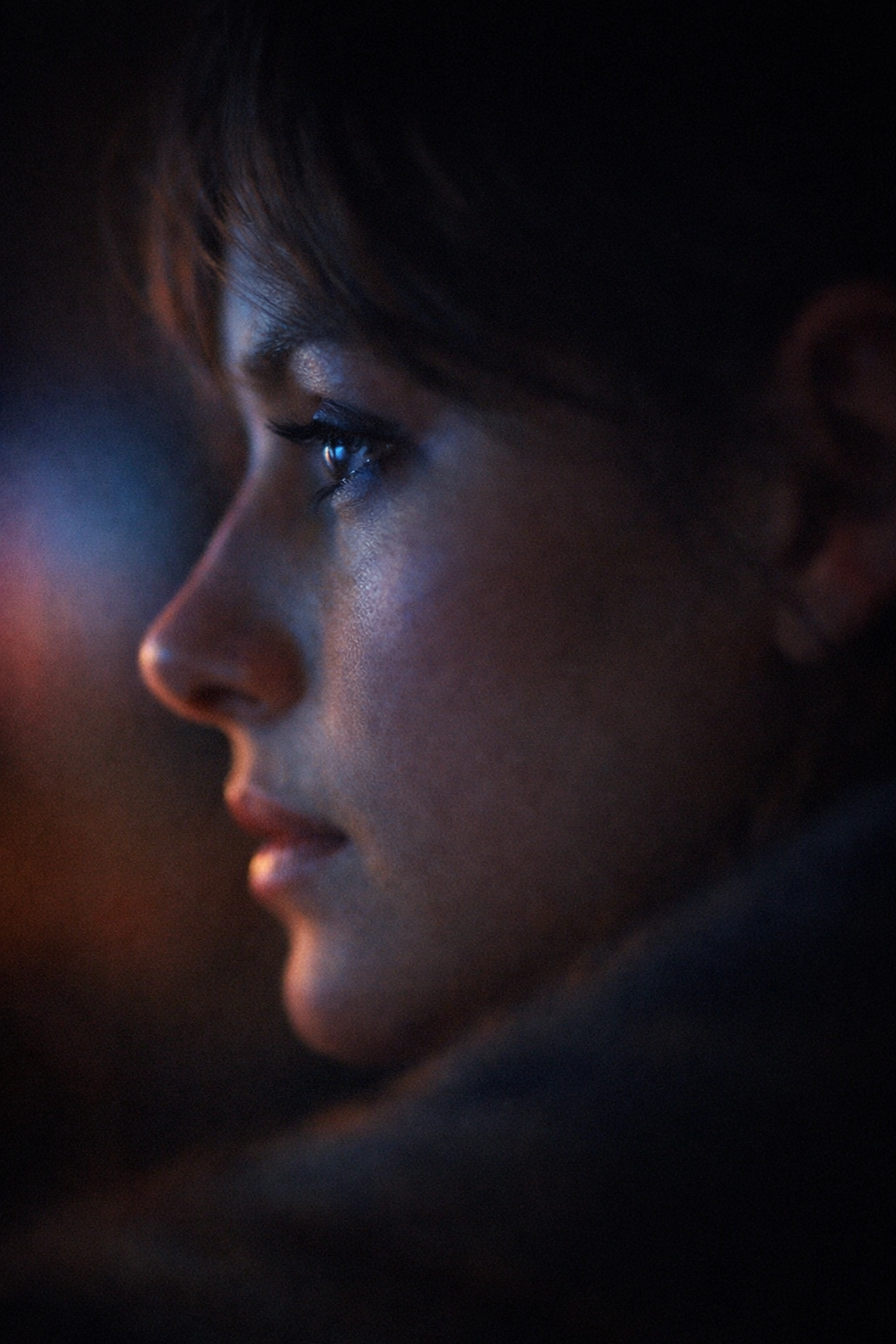 Képernyő fényében úszó arc, a pornófüggőség és a digitális ingerek agyi hatásait szimbolizálva.