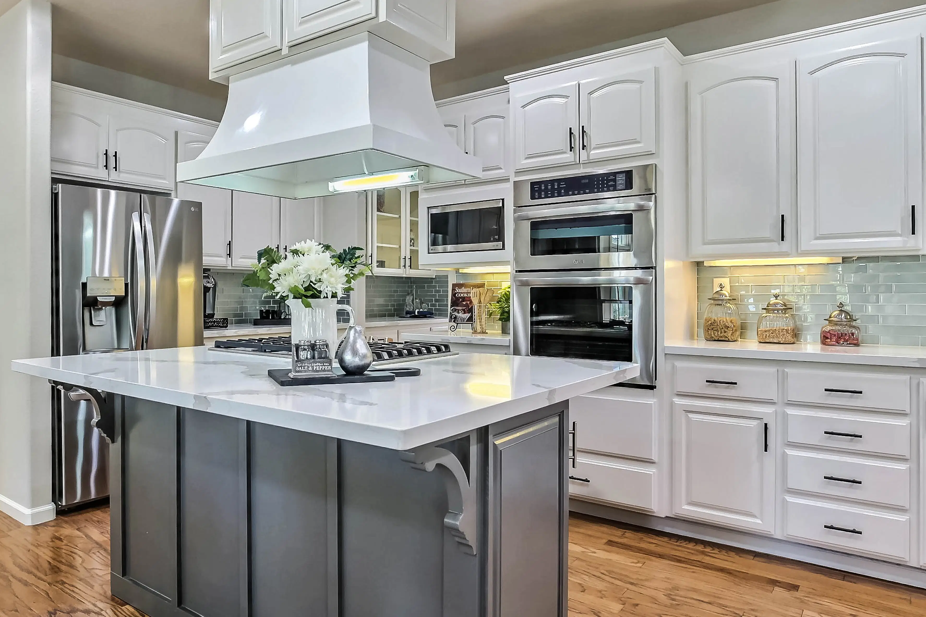 modern-staged-kitchen-white-cabinets-silicon-valley-staging.webp