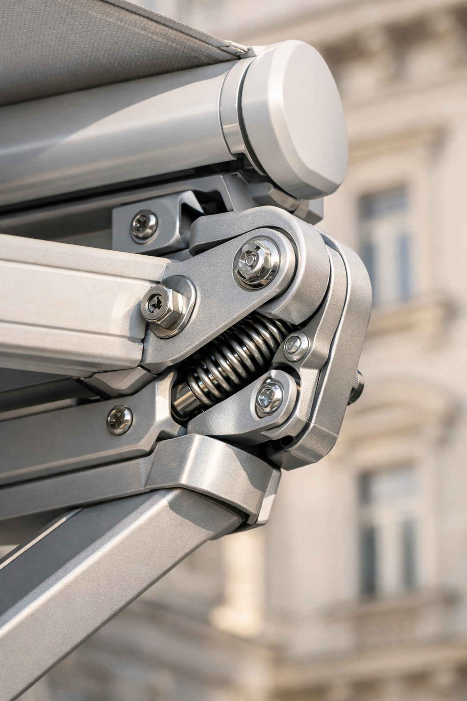 Detailansicht der hochwertigen Gelenkarm-Mechanik einer Markise für den Sonnenschutz in Wien.