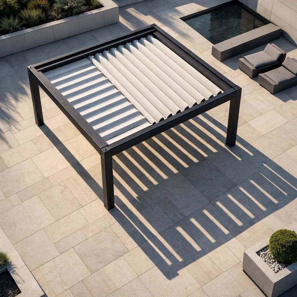 Schattenwurf einer Faltdach-Pergola auf einer modernen Terrasse zur Planung der Überdachungsfläche.