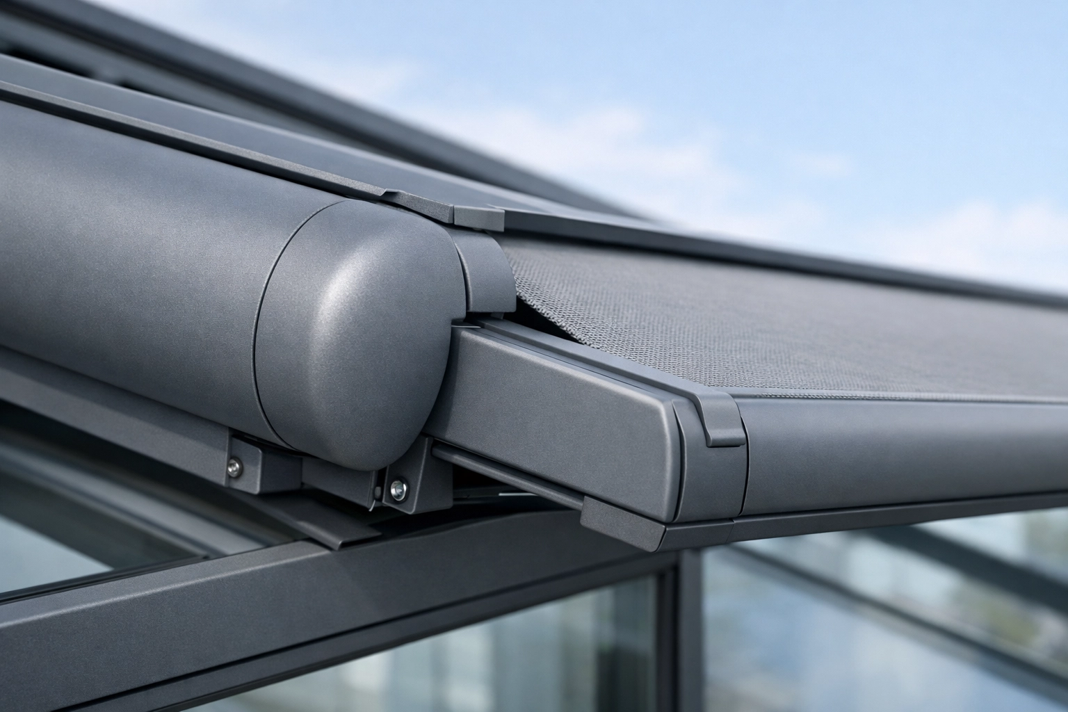 Detailaufnahme der Führungsschienen und Vollkassette einer elektrischen Aufglasmarkise nach Maß.