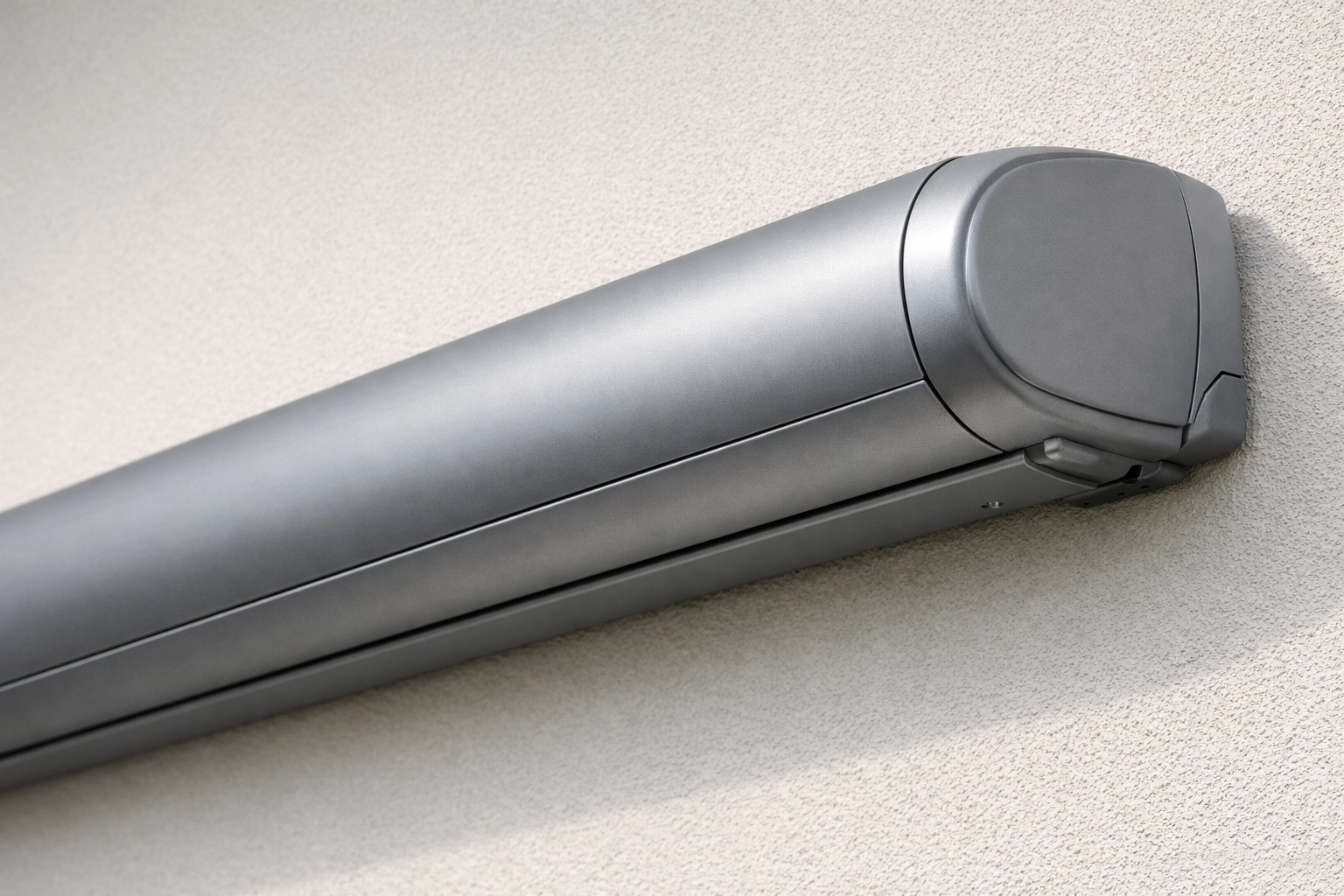 Silbergraue Vollkassettenmarkise an einer Hausfassade für maximalen Schutz.