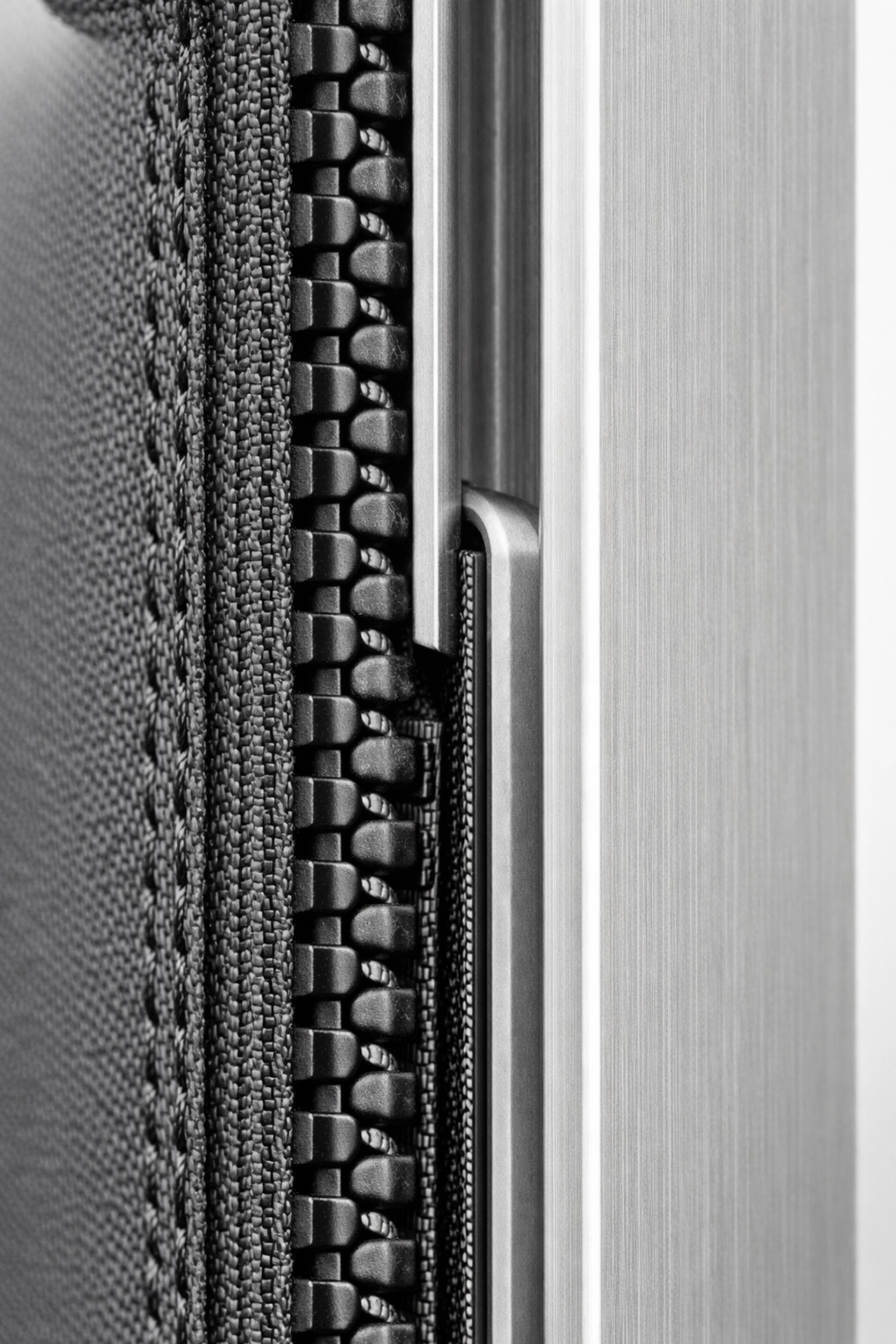 Zip-Screen Führungsschiene mit Reißverschluss-System für Windstabilität