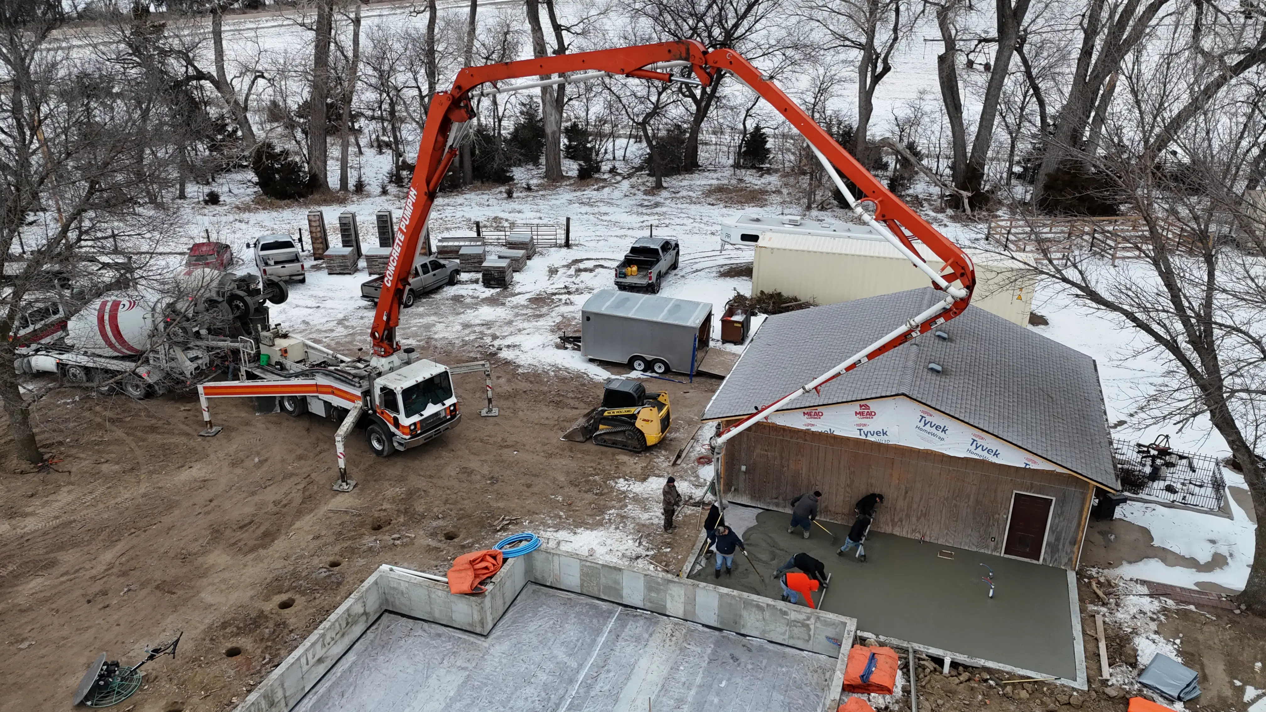 Efficient winter concrete pumping on a building extension