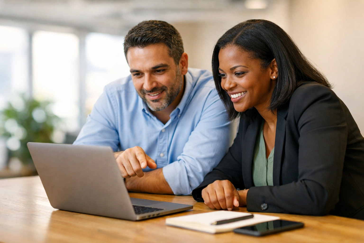 IT experts collaborating on ServiceNow ITOM and ITAM strategies for enterprise visibility