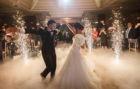 Newlyweds First Dance with Special Effects