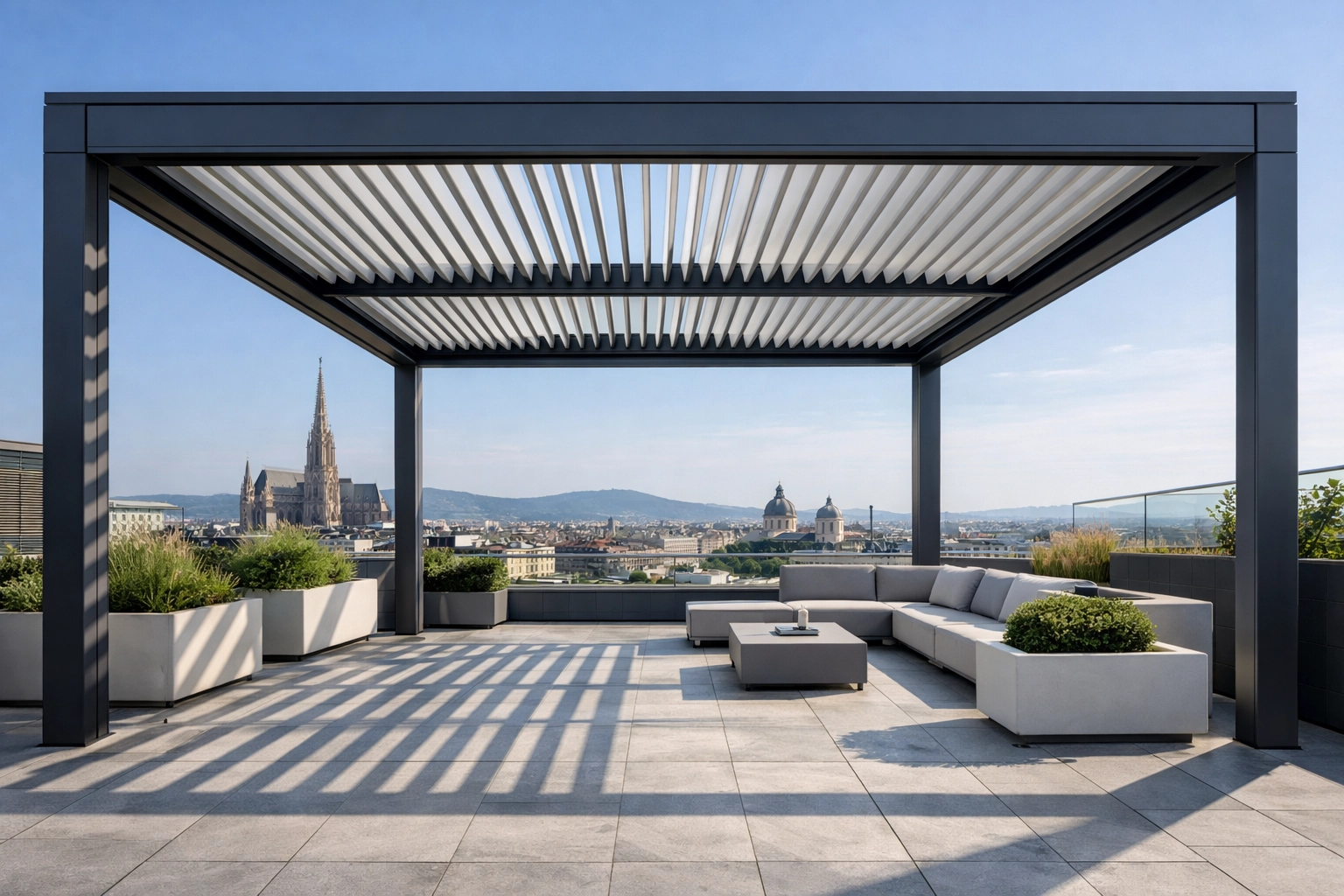 Freistehendes Lamellendach Wien auf einer luxuriösen Dachterrasse mit verstellbaren Lamellen aus Aluminium.