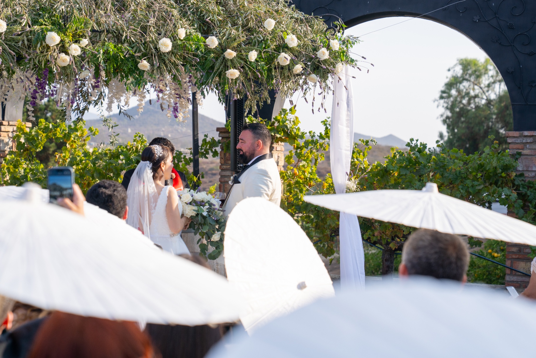 Arco floral natural con flores silvestres — estética wild garden