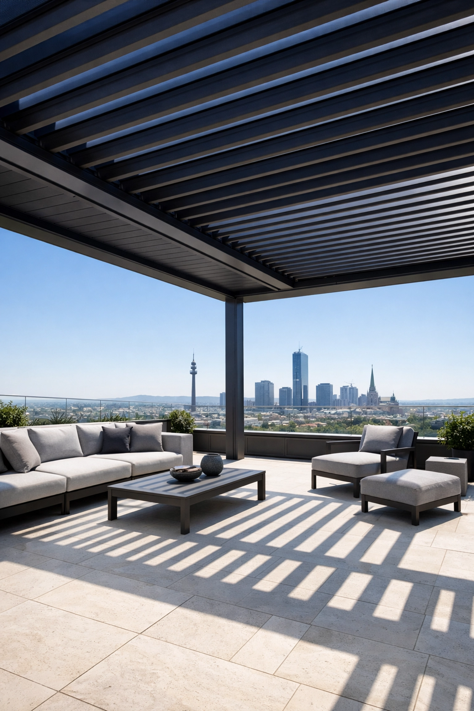 Modernes Lamellendach Wien in Anthrazit auf einer Dachterrasse mit Skyline-Blick.