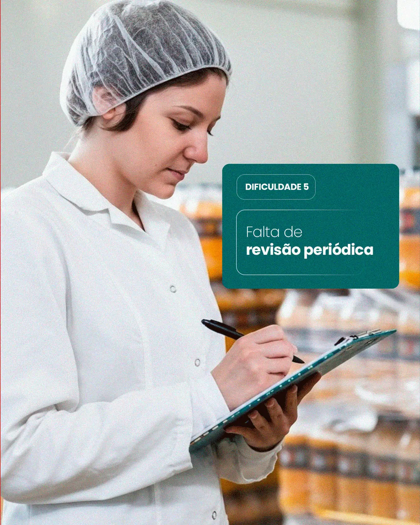 Profissional realizando inspeção e checklist