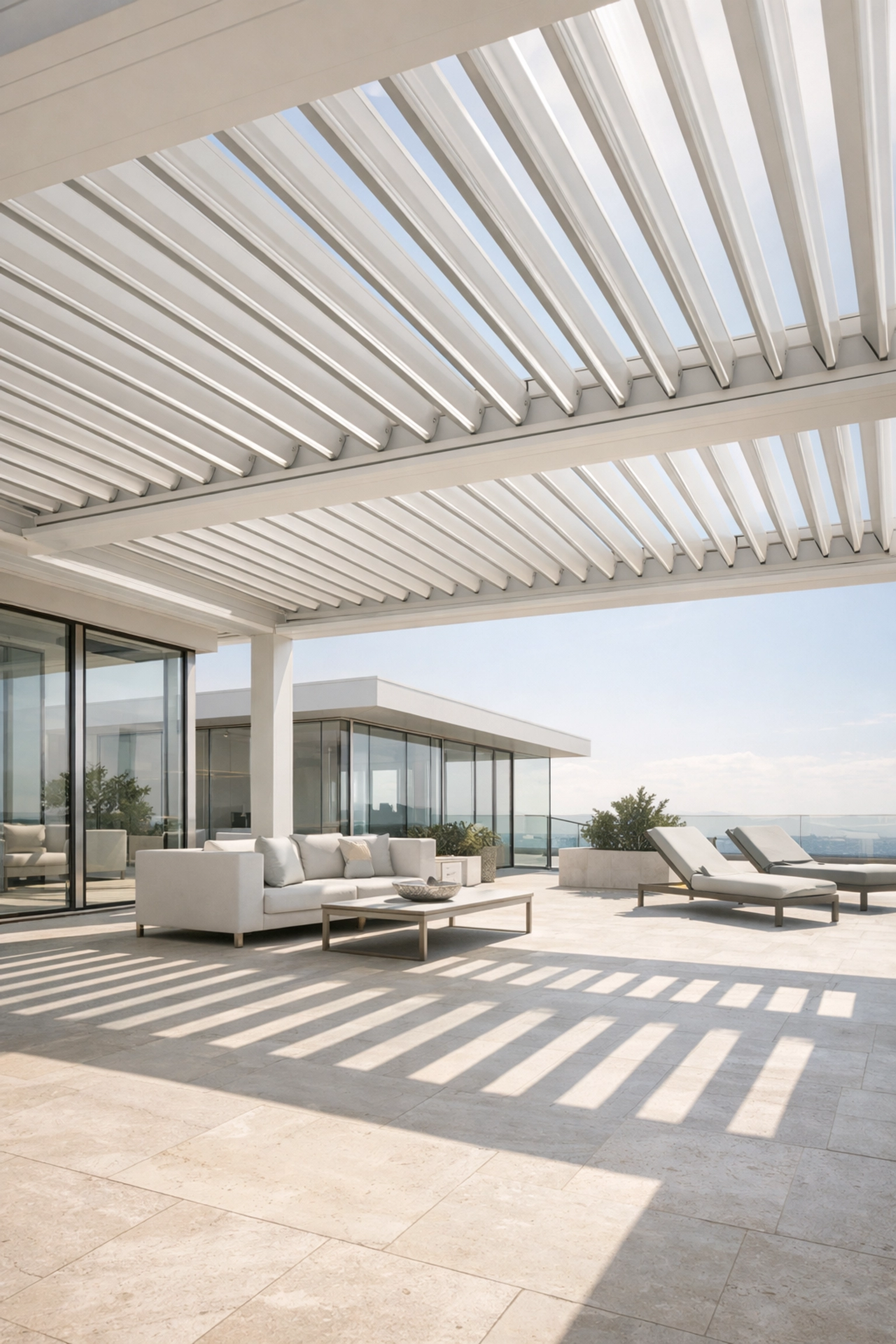 Bioklimatisches Lamellendach Wien auf einer luxuriösen Dachterrasse mit elegantem Lichtspiel.