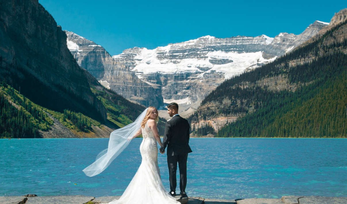 Lake Louise Newlywed Couple