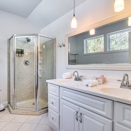 Luxury en-suite bedroom with private bathroom at Bearly Roughing It Pocono cabin