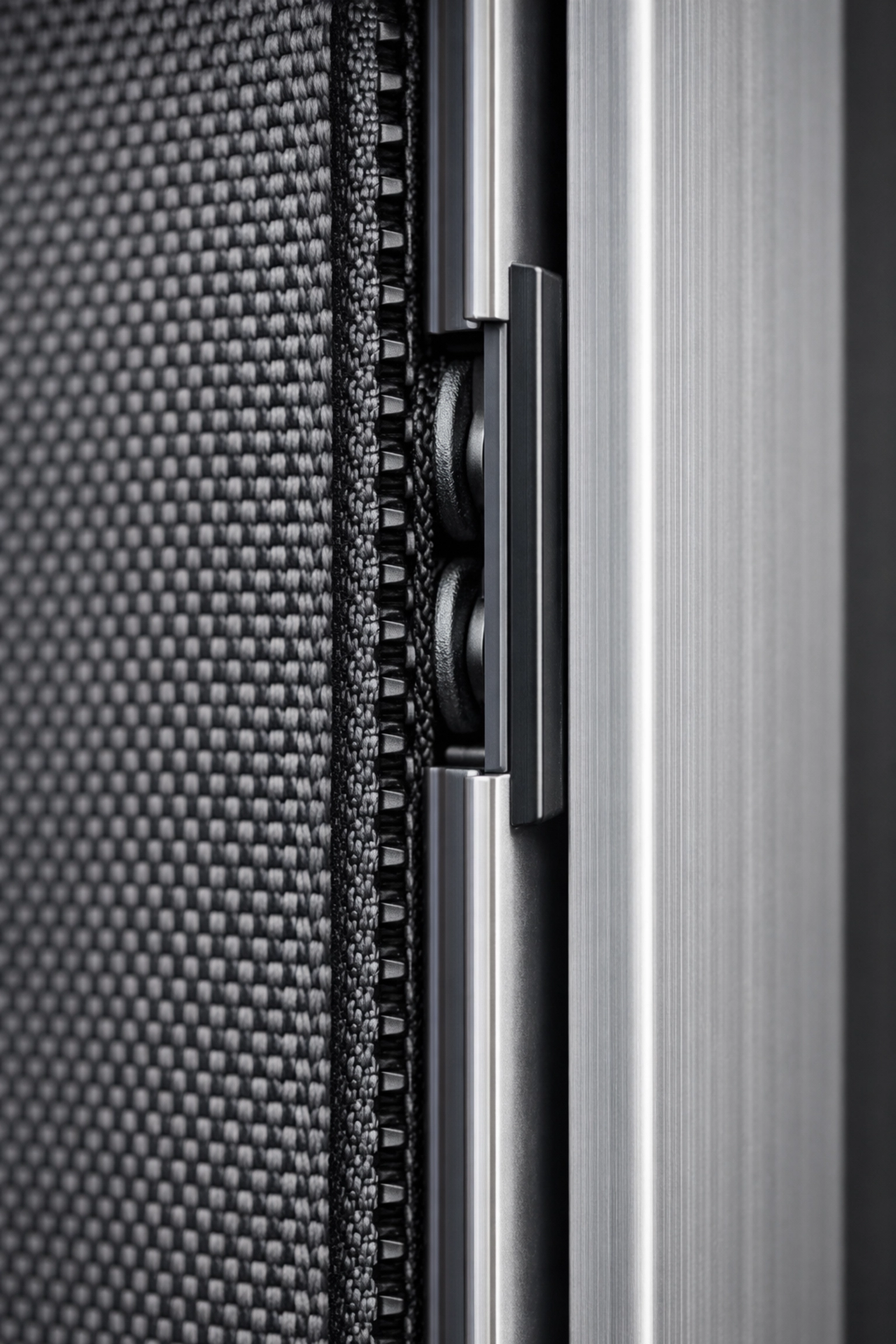 Detail der Reißverschluss-Führung eines Zip Screens für maximale Windstabilität und Insektenschutz.