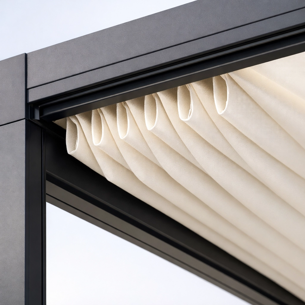 Moderne Faltdach Terrassenüberdachung mit stabilen Führungsschienen aus Aluminium.