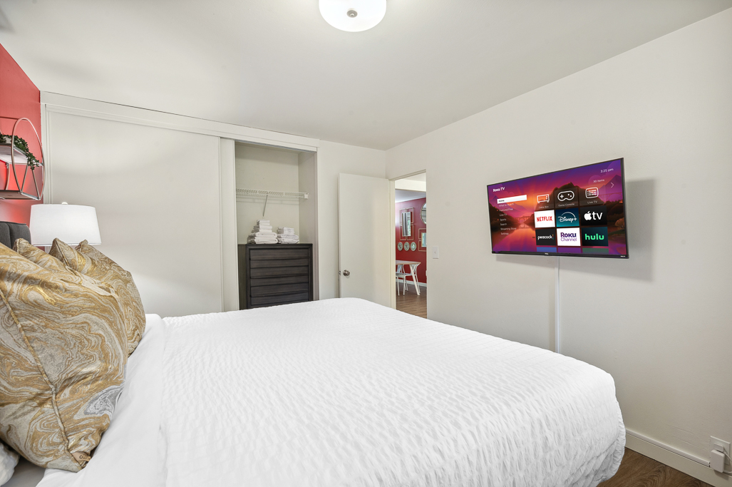 Modern Ruby (1-bedroom): Modern Bedroom