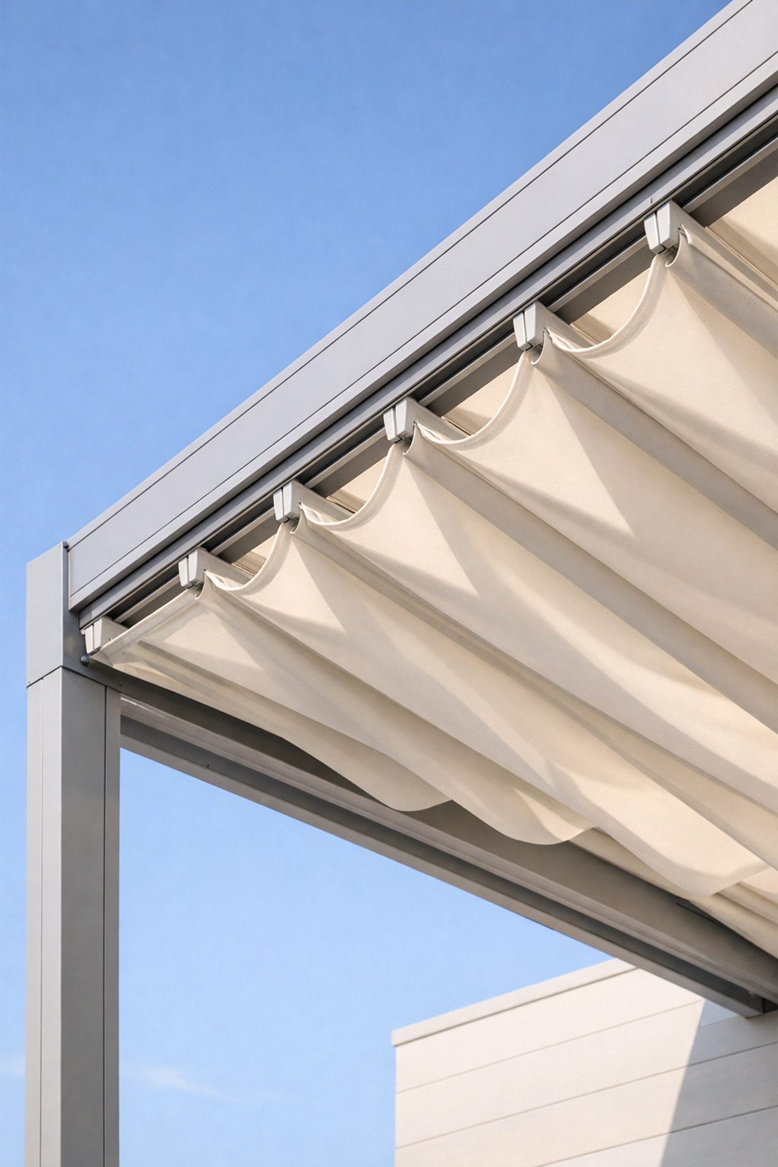 Elegante Pergola in Wien mit faltbarem Textildach vor blauem Himmel für perfekten Sonnenschutz.