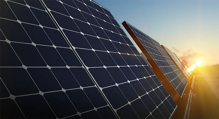 Rangs de panneaux solaires photovoltaïques à haute efficacité par Solstice Energie
