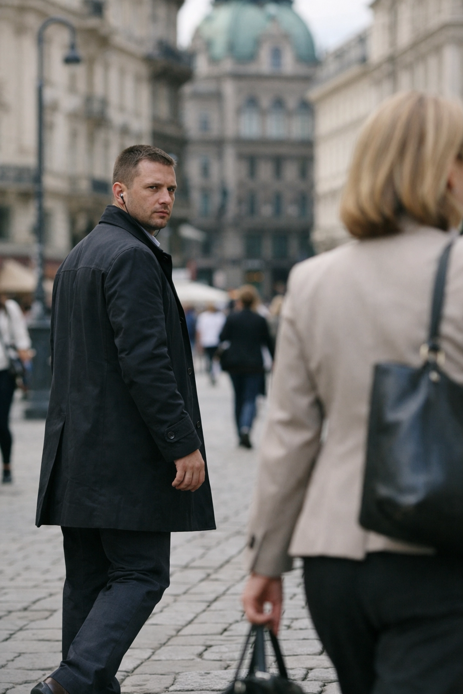 Diskreter Personenschutz Wien: Ein erfahrener Bodyguard begleitet eine Geschäftsperson unauffällig in der Wiener Innenstadt.