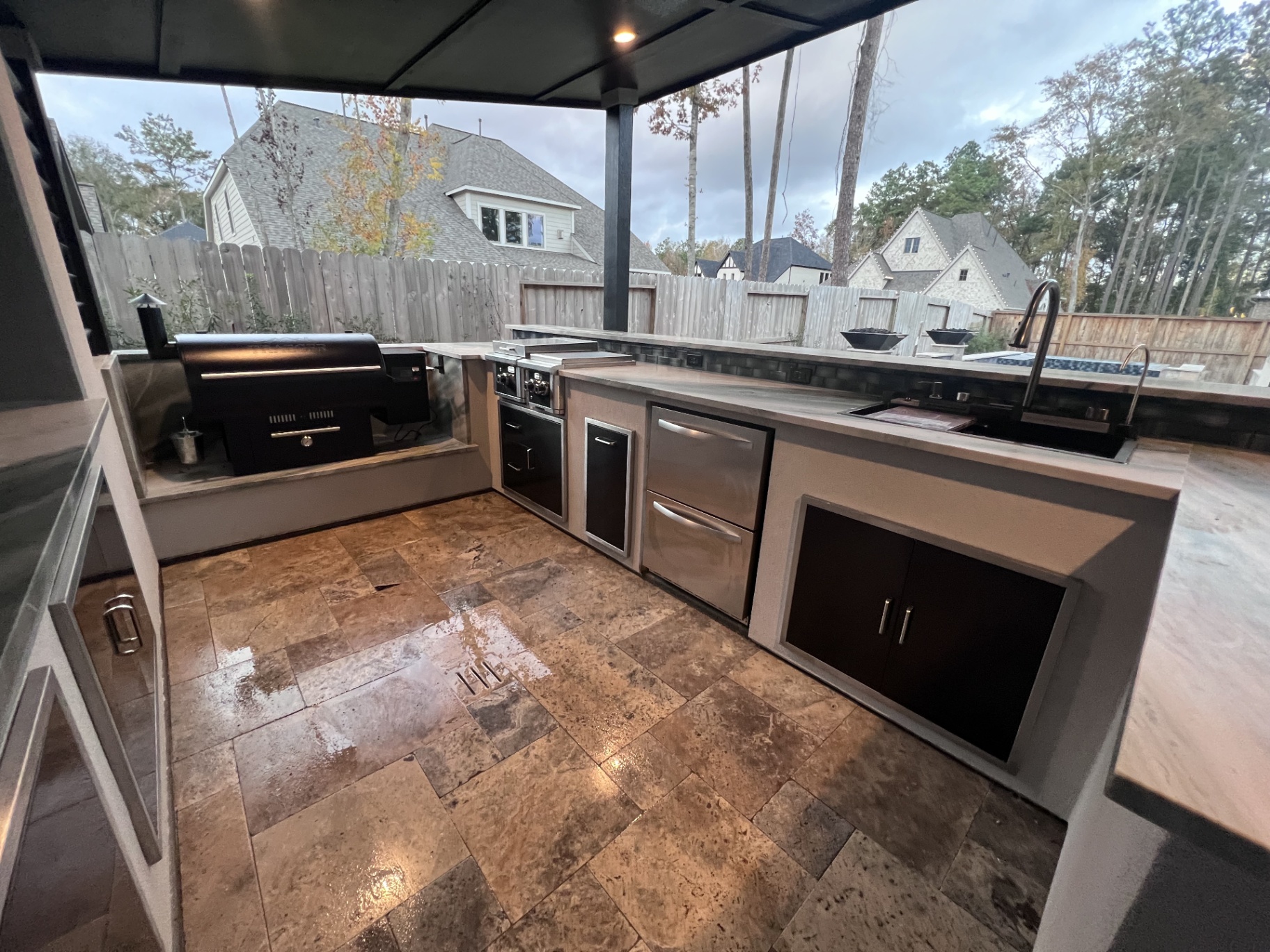 [HERO] The Ultimate Culinary Companion: How an Outdoor Kitchen Elevates your Backyard to the Next Level