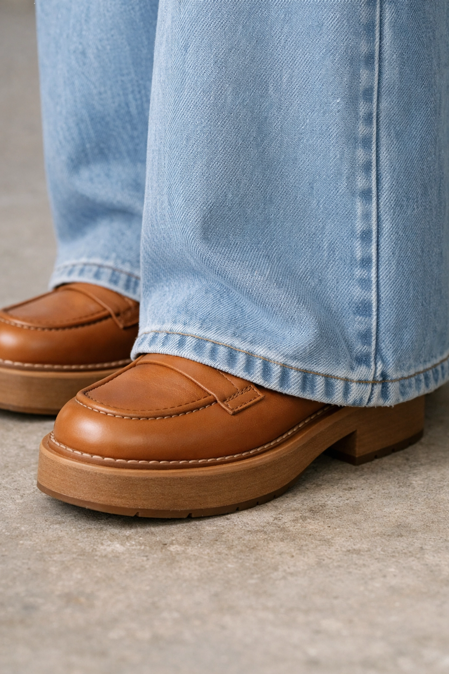Largo correcto de jeans wide leg mujer tocando el suelo con zapatos de plataforma