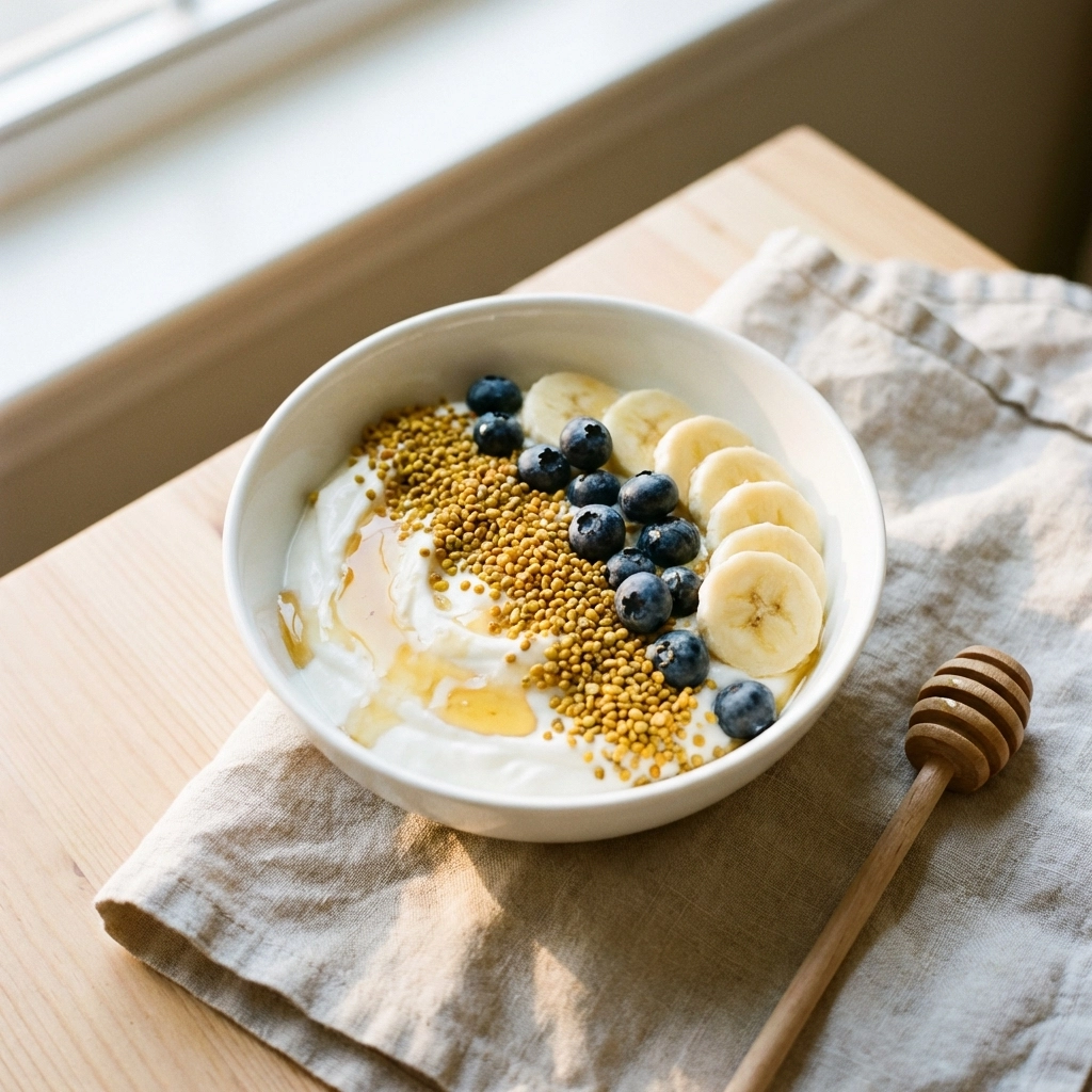 Healthy breakfast bowl topped with bee pollen, fresh fruit, and honey, illustrating nutritious ways to enjoy bee pollen.