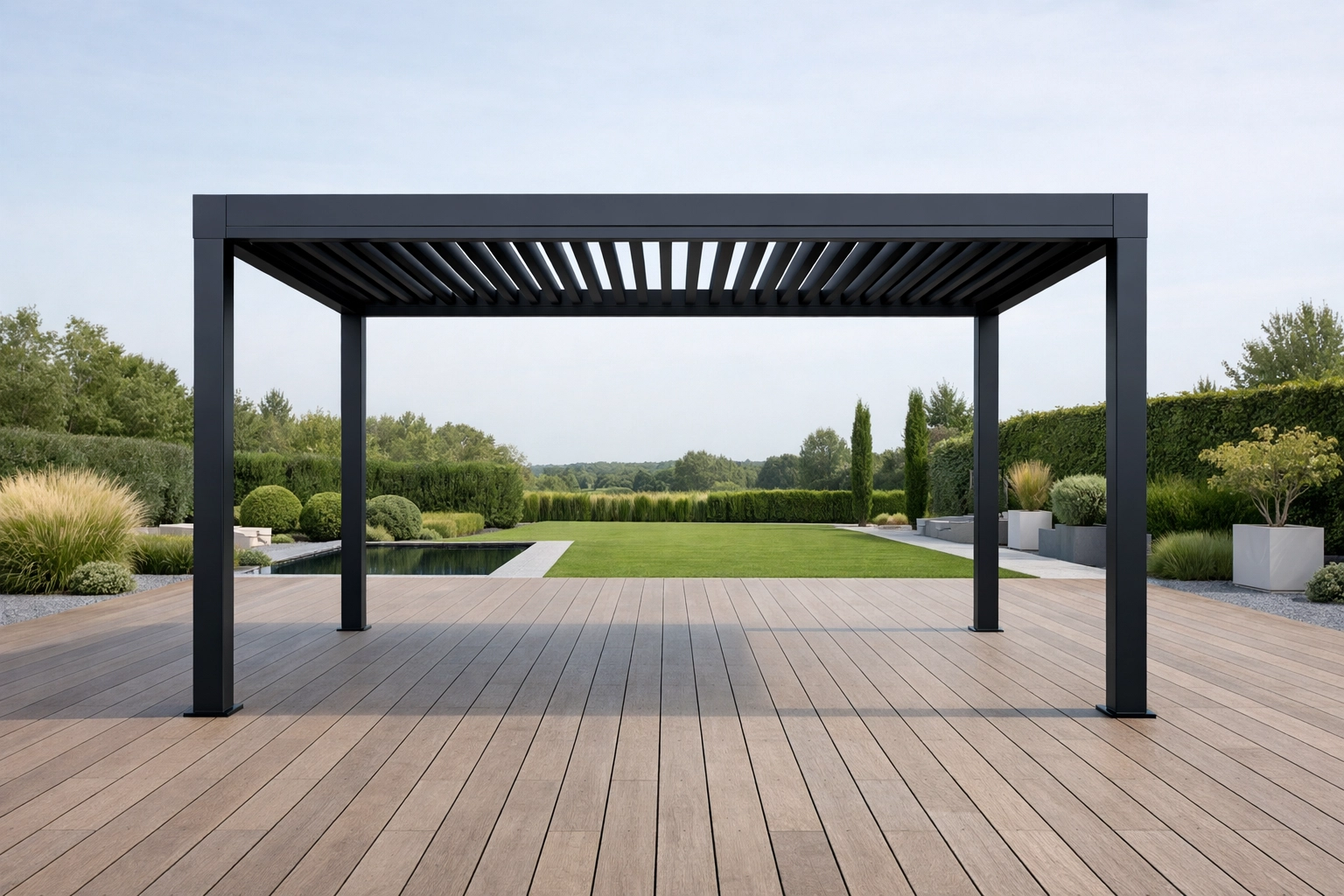 Professionell montierte freistehende Pergola aus schwarzem Aluminium auf einem Holzdeck in Wien.
